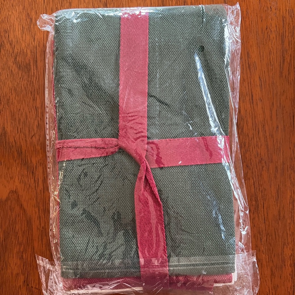 Longaberger natures garland towel set - brand new. Still in package